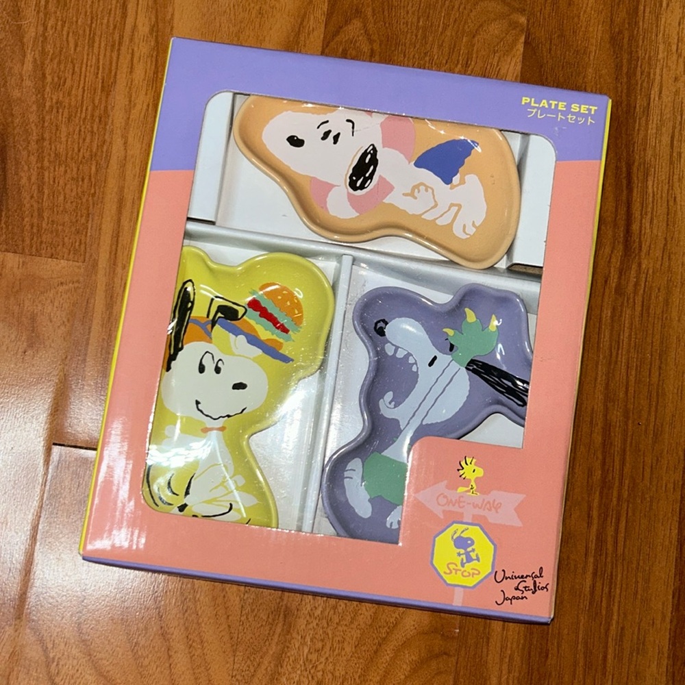 Brand New in Box Universal Studios Japan Peanuts Snoopy Plate Set